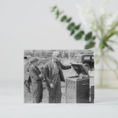 Carte Postale Antique Record Player, années 1930 (Debout devant)