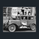 Carte Postale Antique voiture, années 1930<br><div class="desc">Vieille photo d'oies en stylo sur le côté de voiture antique, carré du marché devant le K & P Cafe et barbershop, Waco, Texas. Photo de l'ASL en 1939 par Russell Lee.</div>