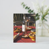 Carte Postale Apéritif et amuse-gueules préparés: pain, olives, (Debout devant)