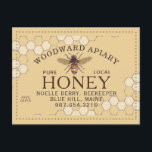 Carte Postale Apiary Honeycomb abeille jaune<br><div class="desc">Carte postale Apiary avec abeille à miel et bordure pointillée sur un arrière - plan jaune miel. Utilisez cette carte pour annoncer les évènements primaires généraux sur le dos avec élégant arrière - plan à motif nid d'abeille.</div>