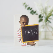 Carte Postale Apprendre l'arithmétique. Un garçon de 4 ans tenan (Debout devant)