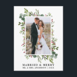 Carte Postale Aquarelle Baies vertes Mariées & Joyeuses<br><div class="desc">Elégante aquarelle Winter Greenery Marié & Joyeux Mariage Photo New-lysée Holiday La carte postale inclut des feuilles d'eucalyptus et des baies sèches rouges.</div>