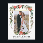 Carte Postale Aquarelle d'hiver Florale d'hiver Marié et Joyeux<br><div class="desc">Elégante aquarelle Hiver Floral photo nouvellement mariée & Joyeux Noël La carte postale comprend de belles poinsettias rouges aquarelle,  verdure botanique,  feuillage hivernal,  baies sèches,  roses blanches,  coton,  cônes de pin et baies bleues. Cadre Or.</div>