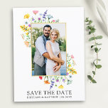 Carte Postale Aquarelle Fleur sauvage photo Enregistrer la date<br><div class="desc">Fleur sauvage Aquarelle moderne Mariage Fiançailles Mariage Enregistrer la date Carte postale comprend le jaune délicat,  rose,  pêche,  bleu poussiéreux,  vert sauge,  violet,  rouge et orange fleurs sauvages,  pavots,  eucalyptus feuilles et d'autres belles plantes botaniques sur un cadre doré. Photo Couple.</div>