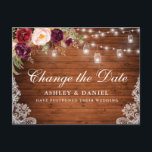 Carte Postale Aquarelle Florale Bois Mason Jarres Changer La Dat<br><div class="desc">Elégante aquarelle moderne Bourgogne Marsala Changement floral La carte postale Date Mariage Postponement présente des roses bordeaux,  des roses roses et de la verdure sur bois rustique avec des lumières à cordes de bocal de mason et dentelle.</div>