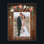 Carte Postale Aquarelle Hiver Floral Bois marié et joyeux<br><div class="desc">Bois rustique Elégant Aquarelle Hiver Floral Bois nouvellement marié Photo Marié & Joyeux Noël La carte postale comprend de belles poinsettias rouges aquarelle,  verdure botanique,  feuillage hivernal,  baies sèches,  roses blanches,  coton,  cônes de pin et baies bleues. Bois rustique et lumières à cordes.</div>