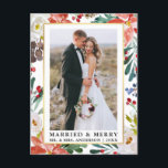 Carte Postale Aquarelle hiver Floral Marié et Joyeux<br><div class="desc">Elégante aquarelle Hiver Floral Nouvelle mariée Photo Mariée & Joyeux Noël Carte postale inclut de belles poinsettias rouges aquarelle,  verdure botanique,  feuillage hivernal,  baies sèches et roses blanches. Cadre Or.</div>