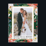 Carte Postale Aquarelle Hiver Floral Vert Marié et Joyeux<br><div class="desc">Elégante aquarelle Hiver Floral Nouvelle mariée Photo Mariée & Joyeux Noël Carte postale inclut de belles poinsettias rouges aquarelle,  verdure botanique,  feuillage hivernal,  baies sèches et roses blanches. Cadre Or.</div>