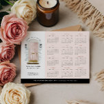 Carte Postale Aquarelle rose Porte Immobilier 2025 Calendrier<br><div class="desc">Magnifique et élégante entreprise immobilière 2024 calendrier de carte postale. Notre design comprend notre propre porte d'entrée rose vif couleur aquarelle peinte à la main. Accentué par des touches d'or sur la fente de boîte aux lettres, poignée de porte, et porte kickplate. Des appliques noires modernes et un tapis de...</div>