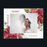 Carte Postale Aquarelle Rouge Poinsettia Marié Joyeux Noël<br><div class="desc">Jolie carte de famille avec des fleurs de bouquet poinsettia aquarelles peintes à la main et sainte dans les couleurs vert et rouge baies profonde. Facile à modifier carte en ajoutant votre photo / image et texte. Marié & MERRY - peut être changé en JEUX VACANCES ou JOYEZ NOËL. Fait...</div>