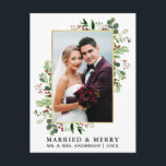 Carte Postale Aquarelle Vert Berries Or Marié & Joyeux<br><div class="desc">Elégante aquarelle Winter Greenery Marié & Joyeux Mariage Photo New-lysée Holiday La carte postale inclut des feuilles d'eucalyptus et des baies sèches rouges. Cadre Or.</div>