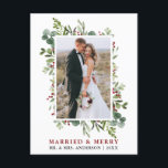 Carte Postale Aquarelle verte Baies rouges Mariées & Joyeuses<br><div class="desc">Elégante aquarelle Winter Greenery Marié & Joyeux Mariage Photo New-lysée Holiday La carte postale inclut des feuilles d'eucalyptus et des baies sèches rouges.</div>