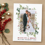 Carte Postale Aquarelle verte Baies rouges Mariées & Joyeuses<br><div class="desc">Elégante aquarelle Winter Greenery Marié & Joyeux Mariage Photo New-lysée Holiday La carte postale inclut des feuilles d'eucalyptus et des baies sèches rouges.</div>