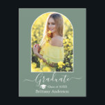 Carte Postale Arc moderne Casquette Sage Green Graduation<br><div class="desc">Cadre photo Arc moderne - Script de calligraphie tendance - Faire-part de graduation photo Carte postale - Sage Green - Casquette de graduation</div>