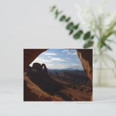 Carte Postale Arche délicate à travers la fenêtre rocheuse à Arc (Debout devant)