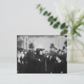 Carte Postale Arrestation d'une Suffragette à Londres Angleterre (Debout devant)