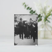 Carte Postale Arrestation d'une Suffragette à Londres Angleterre (Debout devant)