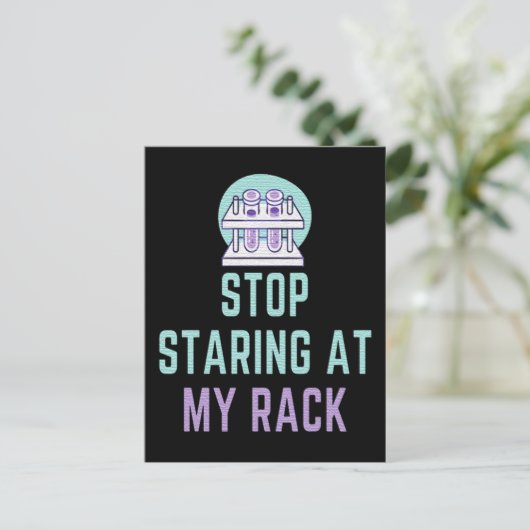 CARTE POSTALE ARRÊTEZ DE COMMENCER PAR MON RACK - FUNNY LAB TECH (Debout devant)