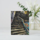 Carte Postale Art urbain sur escaliers Bâtiment abandonné (Debout devant)