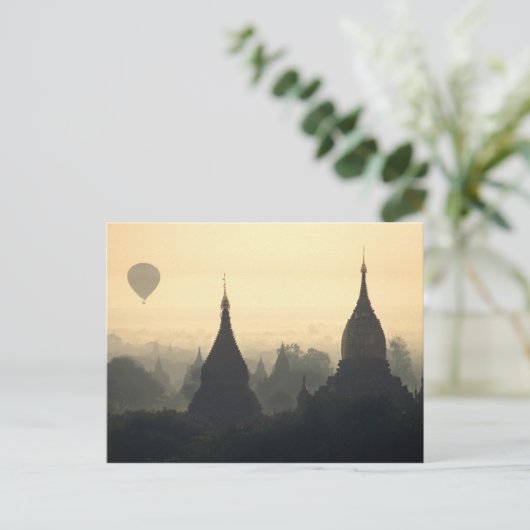 Carte Postale Asie, Birmanie, (Myanmar), Pagan (Bagan), vent cha (Debout devant)