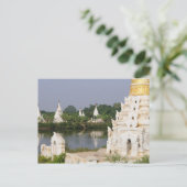 Carte Postale Asie, Myanmar (Birmanie), Mandalay. Un bouddhiste (Debout devant)