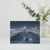 Carte Postale Assis devant la cathédrale Saint-Paul, Londres (Debout devant)