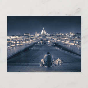 Carte Postale Assis devant la cathédrale Saint-Paul, Londres