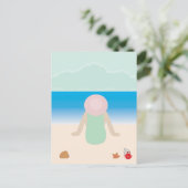 Carte Postale Assis sur le sable de la plage (Debout devant)