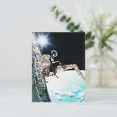 Carte Postale Astronuat travaille dans l'espace (Debout devant)