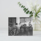 Carte Postale Atelier de réparation automobile, 1919 (Debout devant)