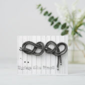 Carte Postale Attacher le noeud (Debout devant)