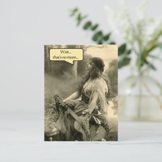 Carte Postale "Attends...ce n'est pas une lune" Que le quatrième (Debout devant)