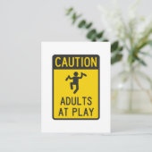 Carte Postale Attention Adultes en jeu (Debout devant)