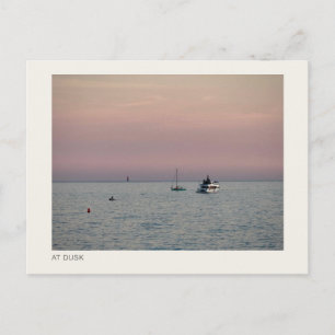 Carte Postale AU CRÉPUSCULE — Bateaux sur une mer calme Photogra