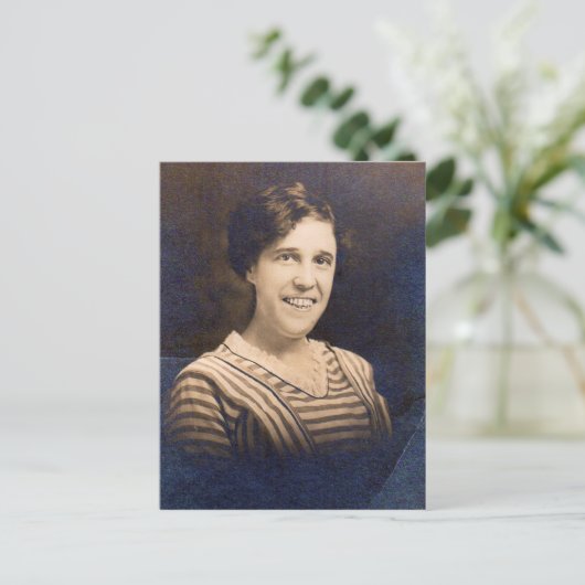 Carte Postale Au moins son mari l'aimait RPPC (Debout devant)