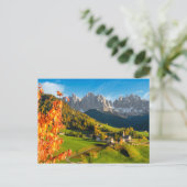Carte Postale Automne dans un paysage de Dolomites avec église (Debout devant)