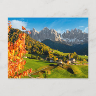 Carte Postale Automne dans un paysage de Dolomites avec église
