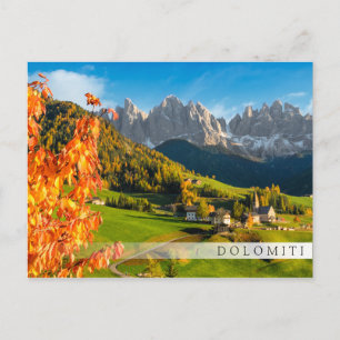 Carte Postale Automne dans un paysage de Dolomites avec église
