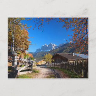 Carte Postale Automne dans un village des Dolomites en Italie