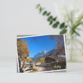 Carte Postale Automne dans un village des Dolomites en Italie (Debout devant)