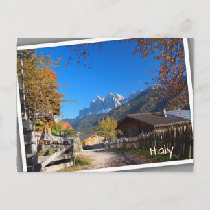 Carte Postale Automne dans un village des Dolomites en Italie