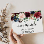 Carte Postale Automne Rustic Dazzling Bourgogne Enregistrer la c<br><div class="desc">Cette automne rustique bourgogne éblouissante enregistrer la carte date est parfait pour un mariage simple. Le design est composé de fleurs bordeaux,  rouges,  navales,  bleues et rousses rayonnantes et gracieuses peintes à la main,  inspirant la beauté naturelle.</div>