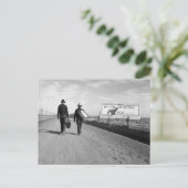 Carte Postale Autostoppeurs, 1937 (Debout devant)