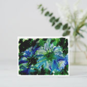 Carte postale aux grandes fleurs bleues (Debout devant)