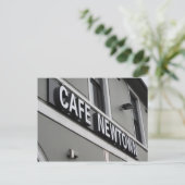 Carte postale aux signes Cafe Newtown (Debout devant)