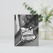 Carte postale aux signes Trattoria (Debout devant)