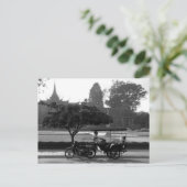 Carte Postale Avant le musée B&W (Debout devant)