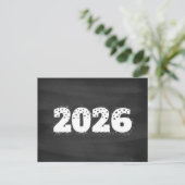 Carte postale avec texte de 2026 sur tableau noir. (Debout devant)