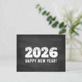 Carte postale avec texte de 2026 sur tableau noir. (Debout devant)