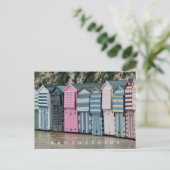 Carte postale avec vue sur les cabines de plage de (Debout devant)